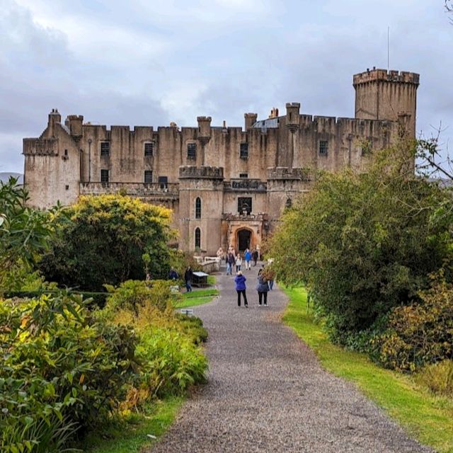 VISITING THE DUNVEGAN CASTLE.