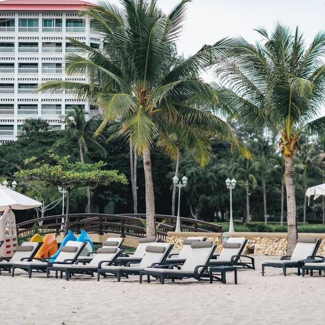 โรงแรมติดทะเล Dusit Thani Hua Hin