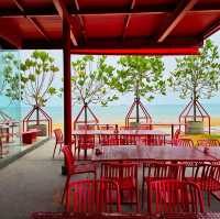 คาเฟ่สีแดง ริมหาดนาจอมเทียน พัทยา