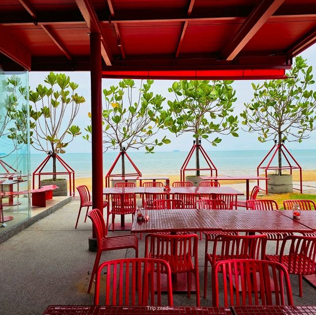 คาเฟ่สีแดง ริมหาดนาจอมเทียน พัทยา