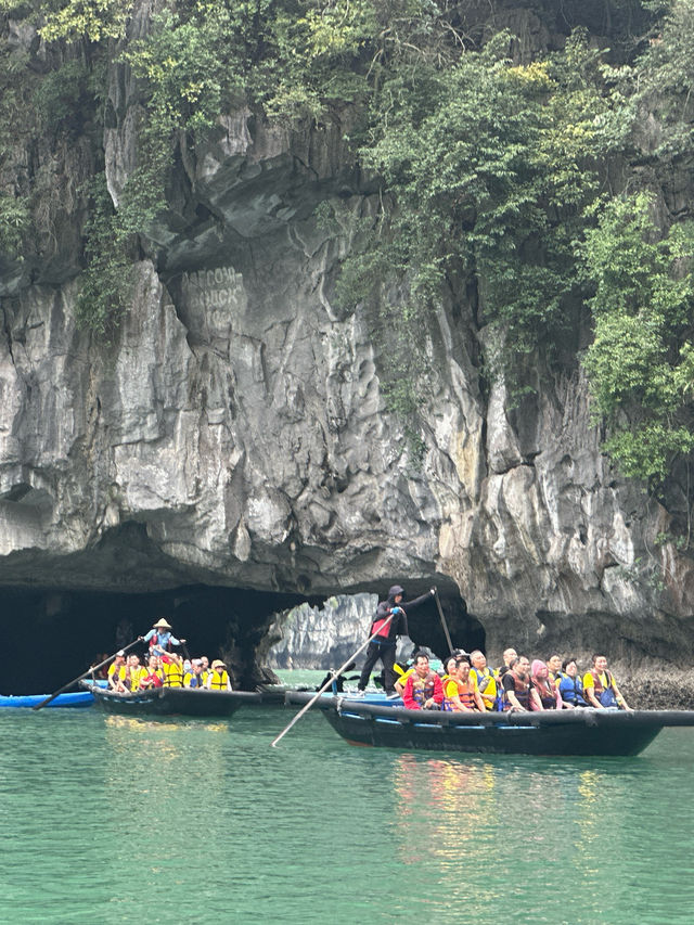 ล่องเรือไม้ไผ่ลอดถ้ำสุดตื่นเต้นที่ฮาลองเบย์ ✨🌊🌴