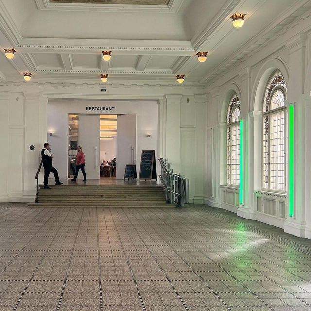 壮大な空間で楽しむ現代アートの旅：Hamburger Bahnhof 美術館