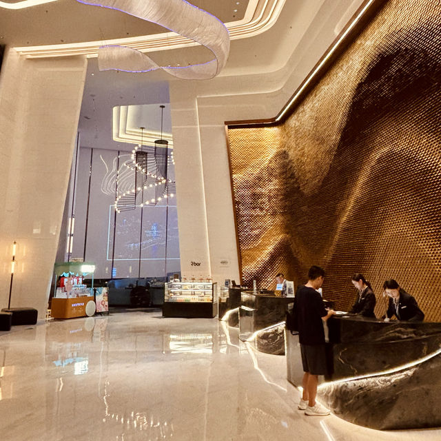 "Renaissance Zhuhai Hotel: Luxury and Comfort in Guangdong Province"
