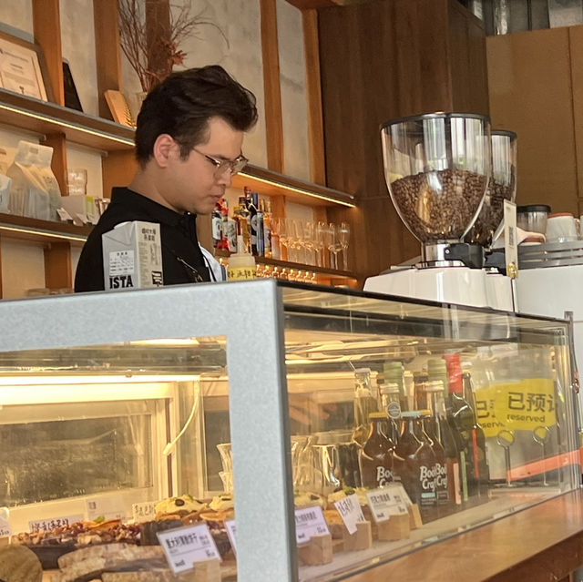 Blend: A Tranquil Breakfast Haven Amidst the Urban Rush