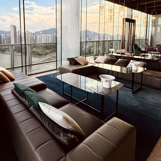 **Renaissance Zhuhai Club Lounge Bar: A Coastal Retreat**