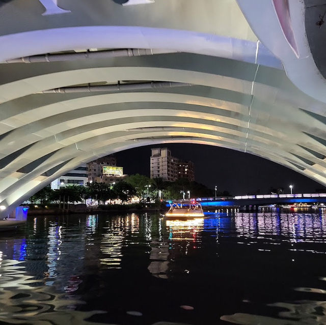 高雄愛河夜遊船河的浪漫體驗✨