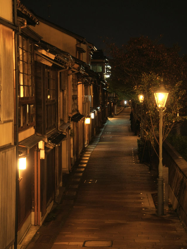 【石川】夜が更ける時間帯からの散策がおすすめ‼️薄暗い町屋街で風情を堪能🥰
