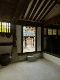Discovering traditional hanok village with no crowds around 