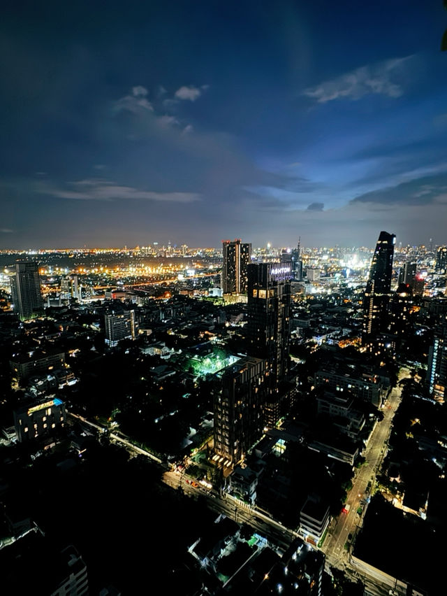 曼谷絕美高空酒吧：Tichuca Rooftop Bar的夜生活體驗 🍹🌆