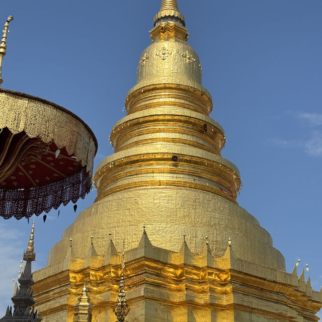 ไหว้ขอพรที่วัดพระธาตุหริภุญชัย ลำพูน