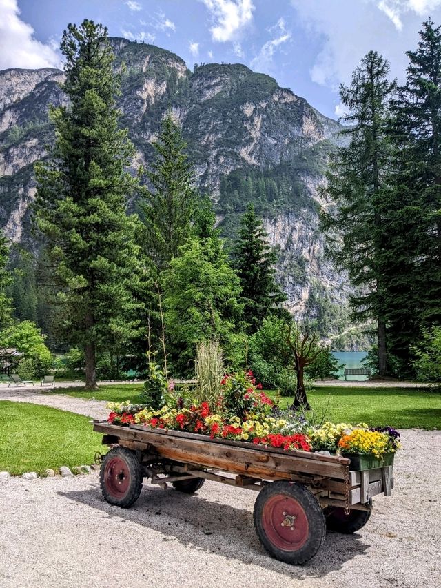 阿爾卑斯山的珍珠，東多洛米蒂的絕美景點：布萊埃斯湖 Lago di Braies