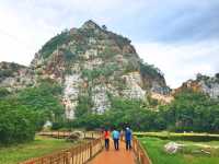 เดินชมธรรมชาติ และเขาหินปูนที่ อุทยานหินเขางู