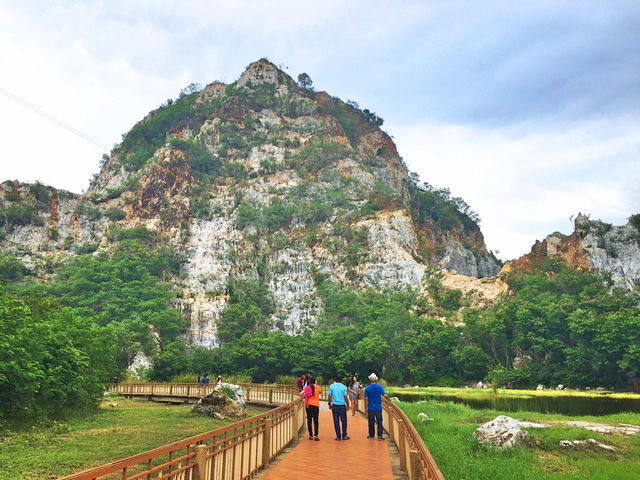 เดินชมธรรมชาติ และเขาหินปูนที่ อุทยานหินเขางู