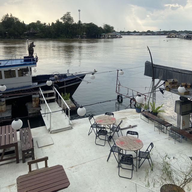 หมี่ ข้าวต้ม ร้านลับริมน้ำตัวเมืองกาญจนบุรี 