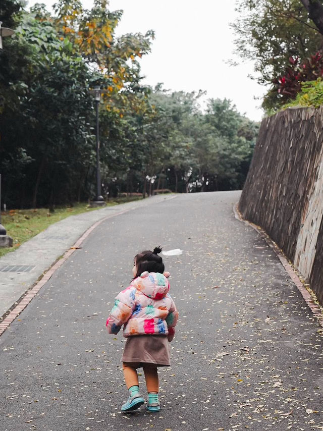 新北｜員山公園，滑草皮超好玩，孩子最愛的新天地！