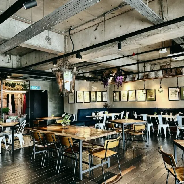 Bica & Co Courtyard Cafe