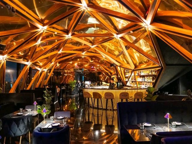 Over The Moon สกายเลาจน์ที่วิวสวยจึ้งใจสุดในพัทยา 