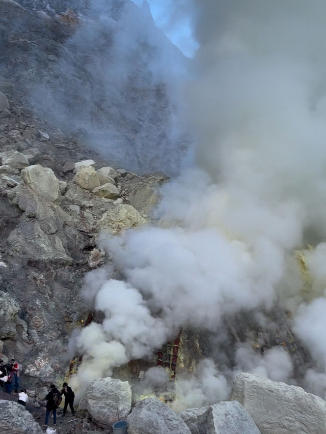 伊真火山口的震撼體驗——硫磺煙霧與壯麗美景