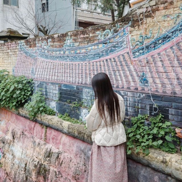 독특한 벽화와 고풍스러운 벽돌 담장이 어우러진 벽화거리