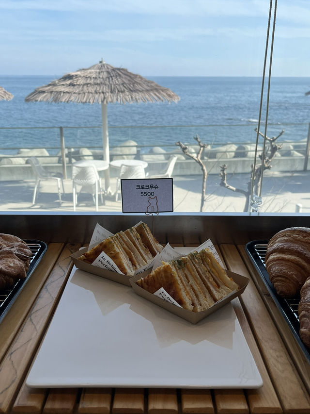 야외 오션뷰 테라스가 있는 경주 대형 베이커리 카페