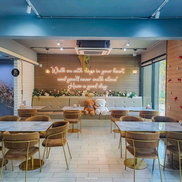 คาเฟ่ที่มีสวนน้ำตก อัมพวา