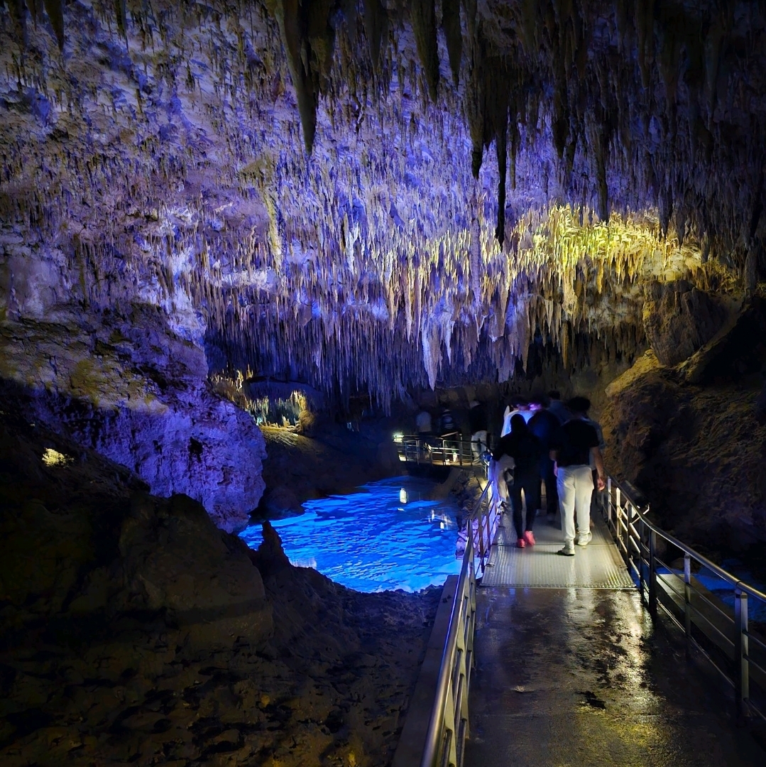沖繩】洞內有超過100萬根鐘乳石，是日本規模最大的鐘乳石群之一｜Trip