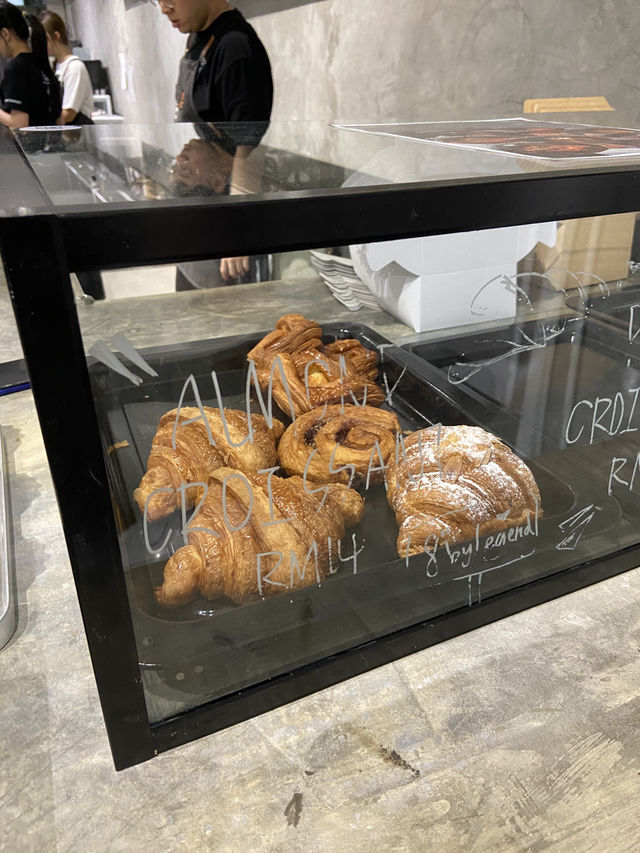8 Inch by Legend: A Must-Try Bakery for Cake Lovers