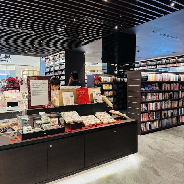 A Solo Escape into Stories and Serenity
