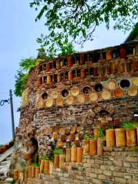 Jar-Walled Walls: Unique Ceramic Artistry