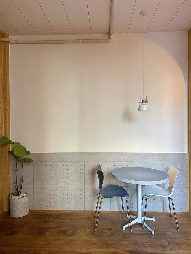 WHITE NOSE - CAFE & WINE BAR SAIGON
