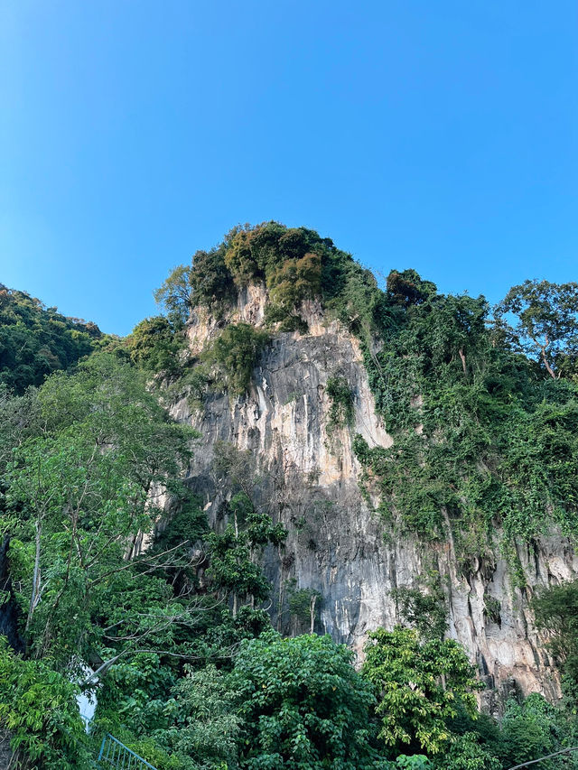 “Batu Caves: A Breathtaking Spring Spot”