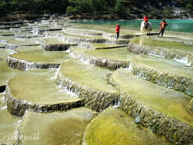 【中国】目の覚めるような蒼い月の谷「藍月谷」