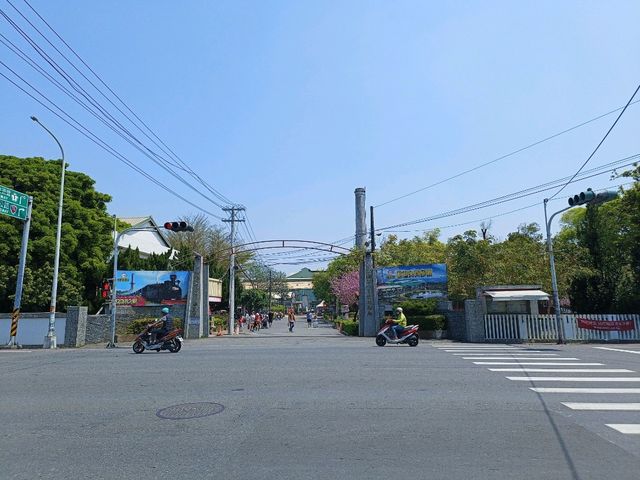漫步糖廠，沉浸在賞花與春日暖陽中，格外愜意。