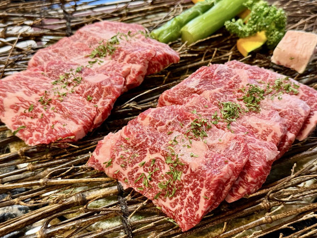 首爾延南洞｜連韓國人都瘋排的韓牛名店「花雪화설」紅酒搭燒肉，讓你吃得有質感又滿足🍷