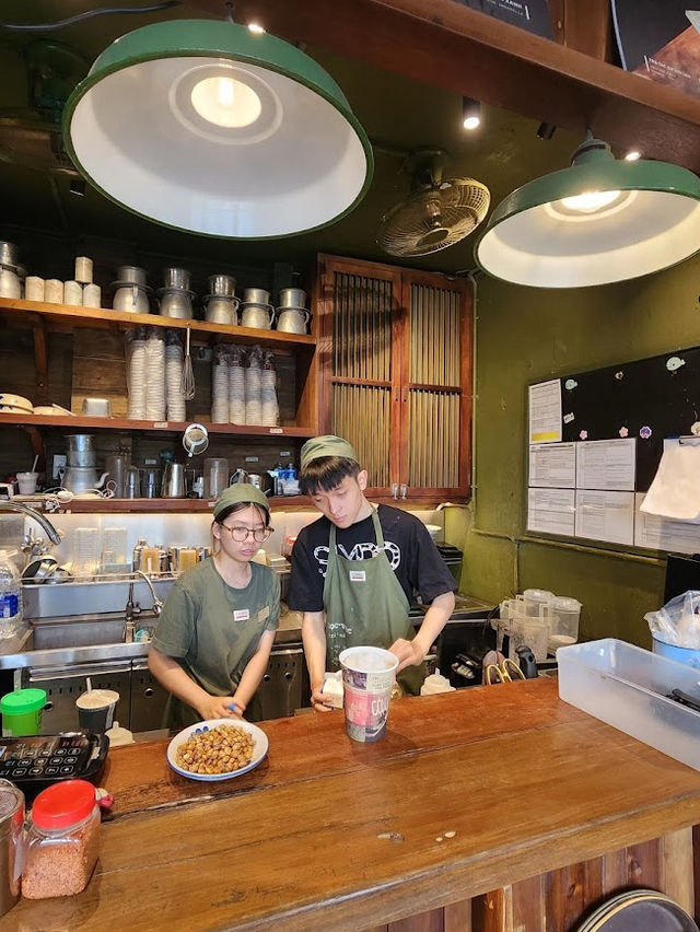 【河內】Cong Cafe ｜必喝椰子咖啡，還劍湖畔的絕佳景點