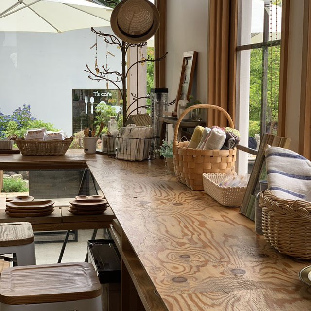 【山梨】白い建物と石畳 緑、季節の花々 様々なオシャレな飲食店やお土産店