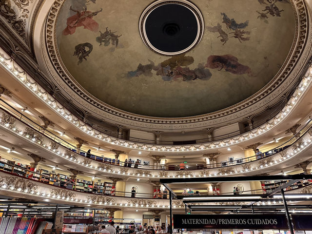 【El Ateneo Grand Splendid】“劇場が本屋になった”空間美に酔いしれる。