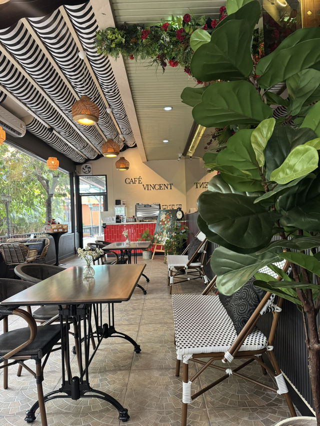 Vincent Cafe คาเฟ่ชิคๆ ในโรงแรม Town in Town