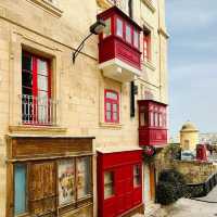 Valletta's Colorful Windows: A Photographer's Walking Tour🌈📸   