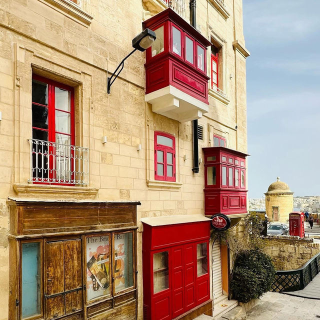 Valletta's Colorful Windows: A Photographer's Walking Tour🌈📸   