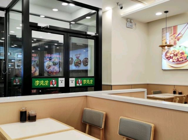 진한 국물과 쫄깃한 면발, 이선생 우육면