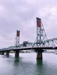 포틀랜드의 웰러밋강을 가로지르는 멋진 철교, Hawthorne Bridge!