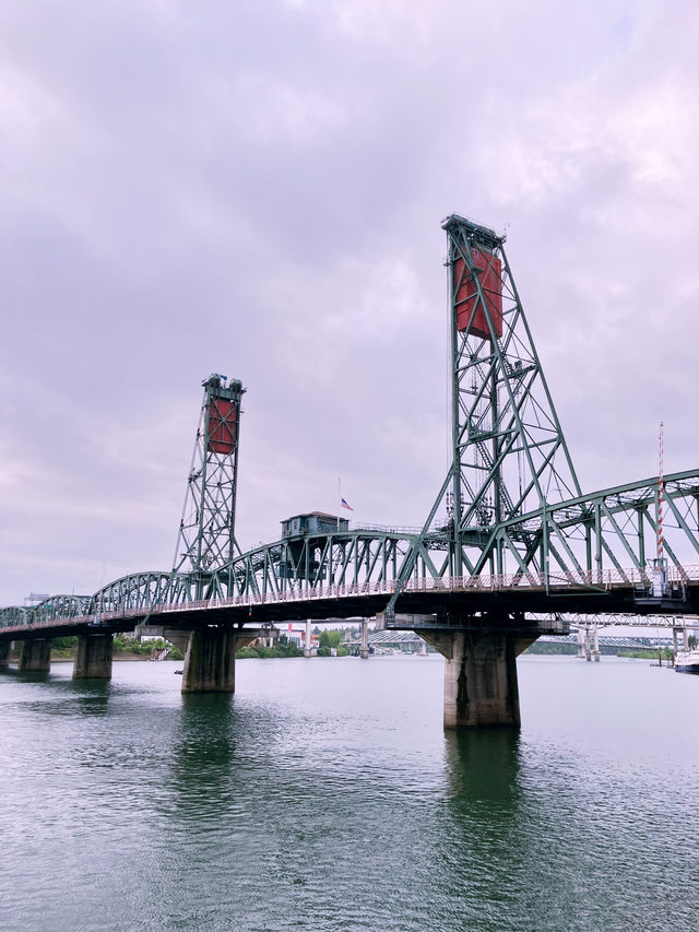 포틀랜드의 웰러밋강을 가로지르는 멋진 철교, Hawthorne Bridge!