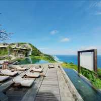 A Cliffside Haven of Unparalleled Luxury