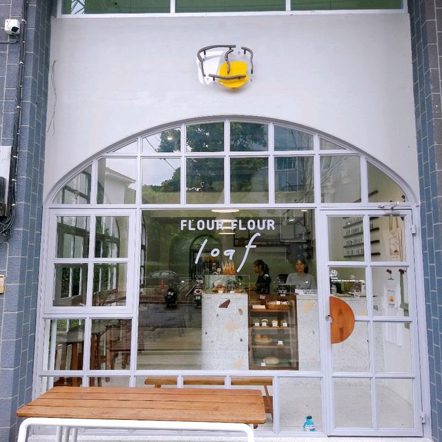 清邁大學旁充滿設計特色的早餐店， Flour Flour
