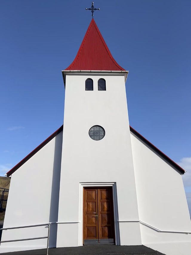 🏘️ 冰島維克鎮｜Vík í Mýrdal — 黑沙海岸的迷人小鎮