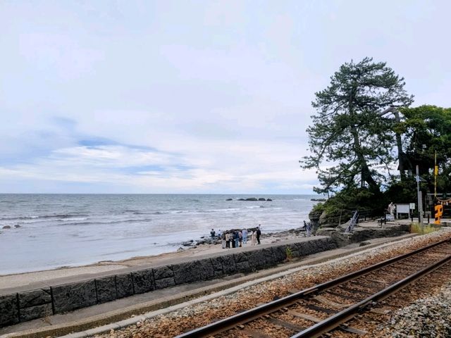 富山 | 雨晴海岸，冰見線上的壯闊海景。
