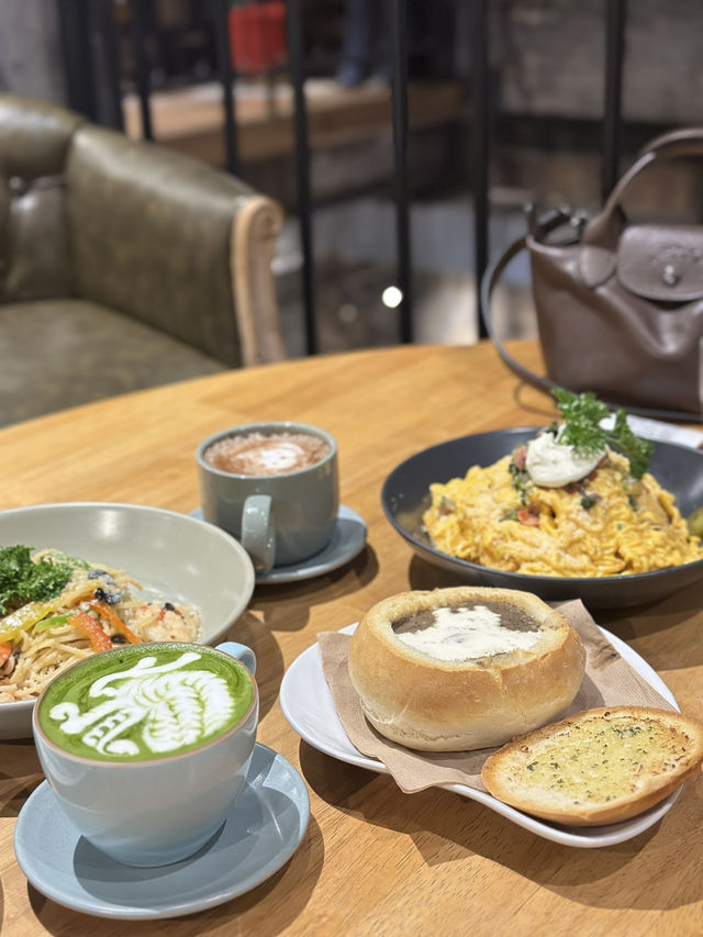 ☕✨ “Where Every Sip Tells a Story: Welcome to Light Capture Café” 📸🌿