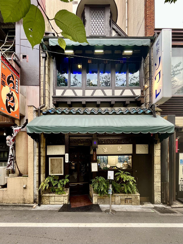 🎨【京都・ソワレ】ブルーの幻想世界に包まれる、唯一無二の純喫茶体験 