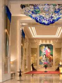 🇮🇩💫 Luxury with a Splash of Art: Discover Raffles Jakarta! 🖼️🌺